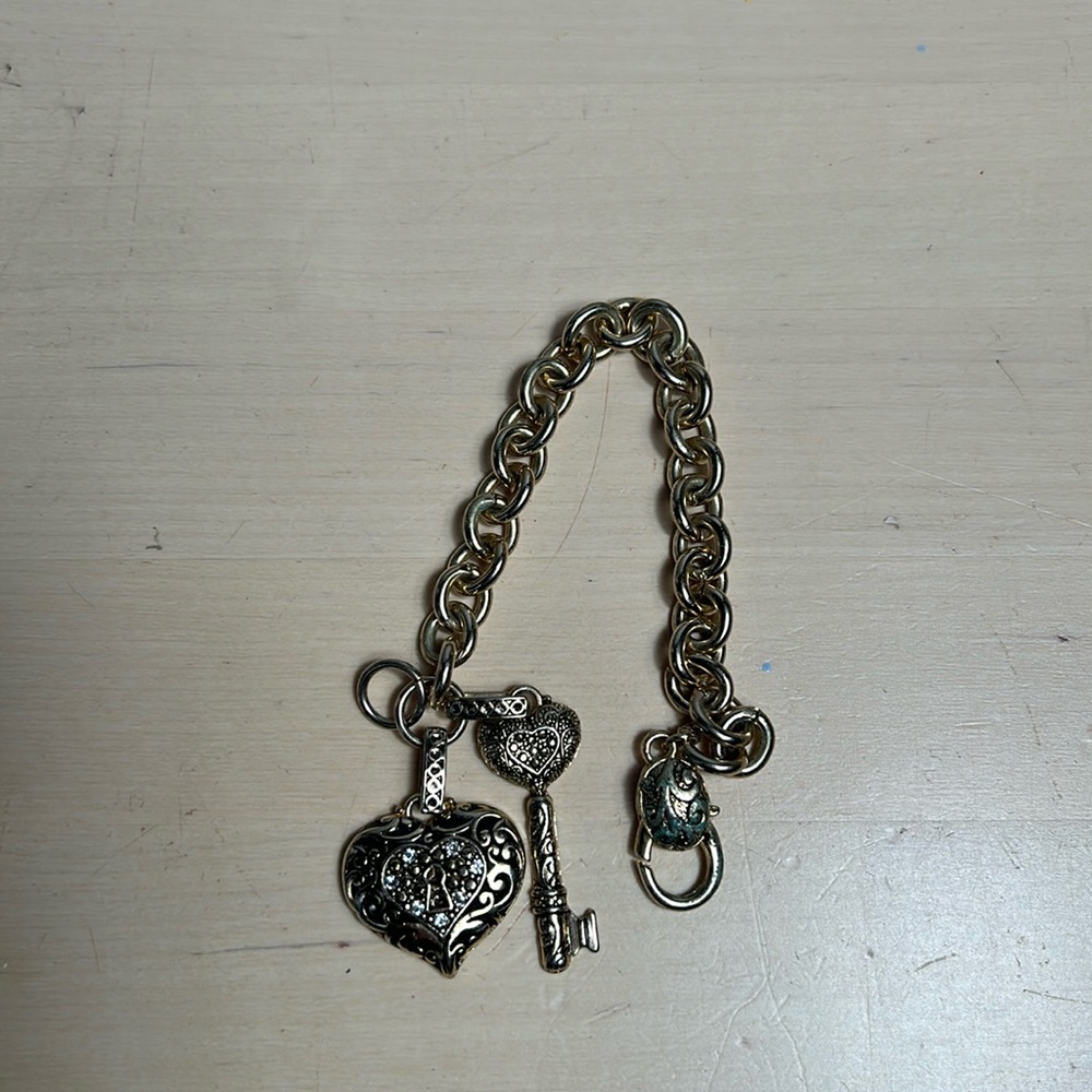 Heart and key gold tone charm bracelet 9”